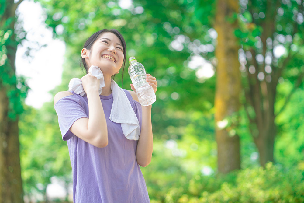 水を飲む女性